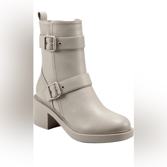 Bandolino Shoes - Bandolino/ women Gilbert Bootie / size 6
Color: Light Natural 110